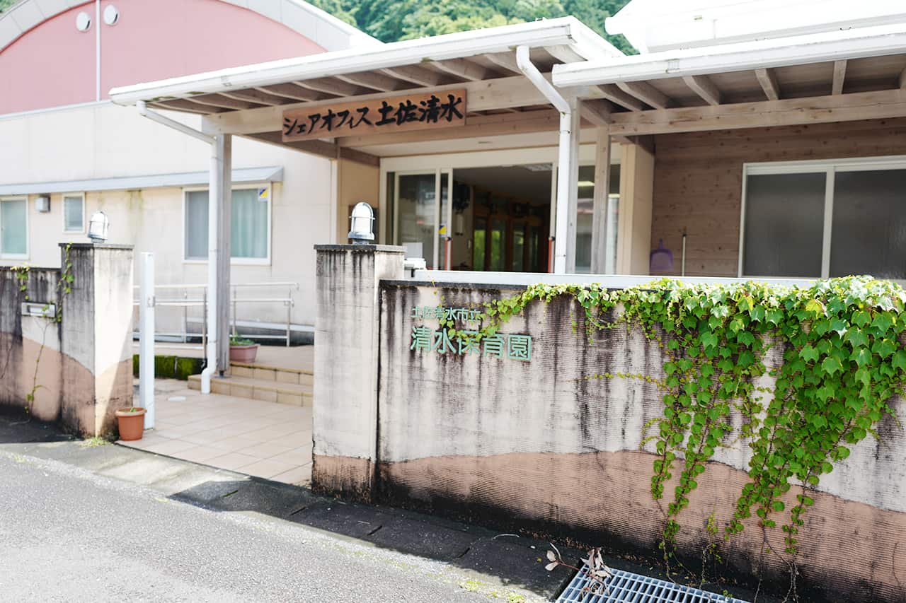 入り口の手前に3台ほど駐車ができ、奥にも広く停められます