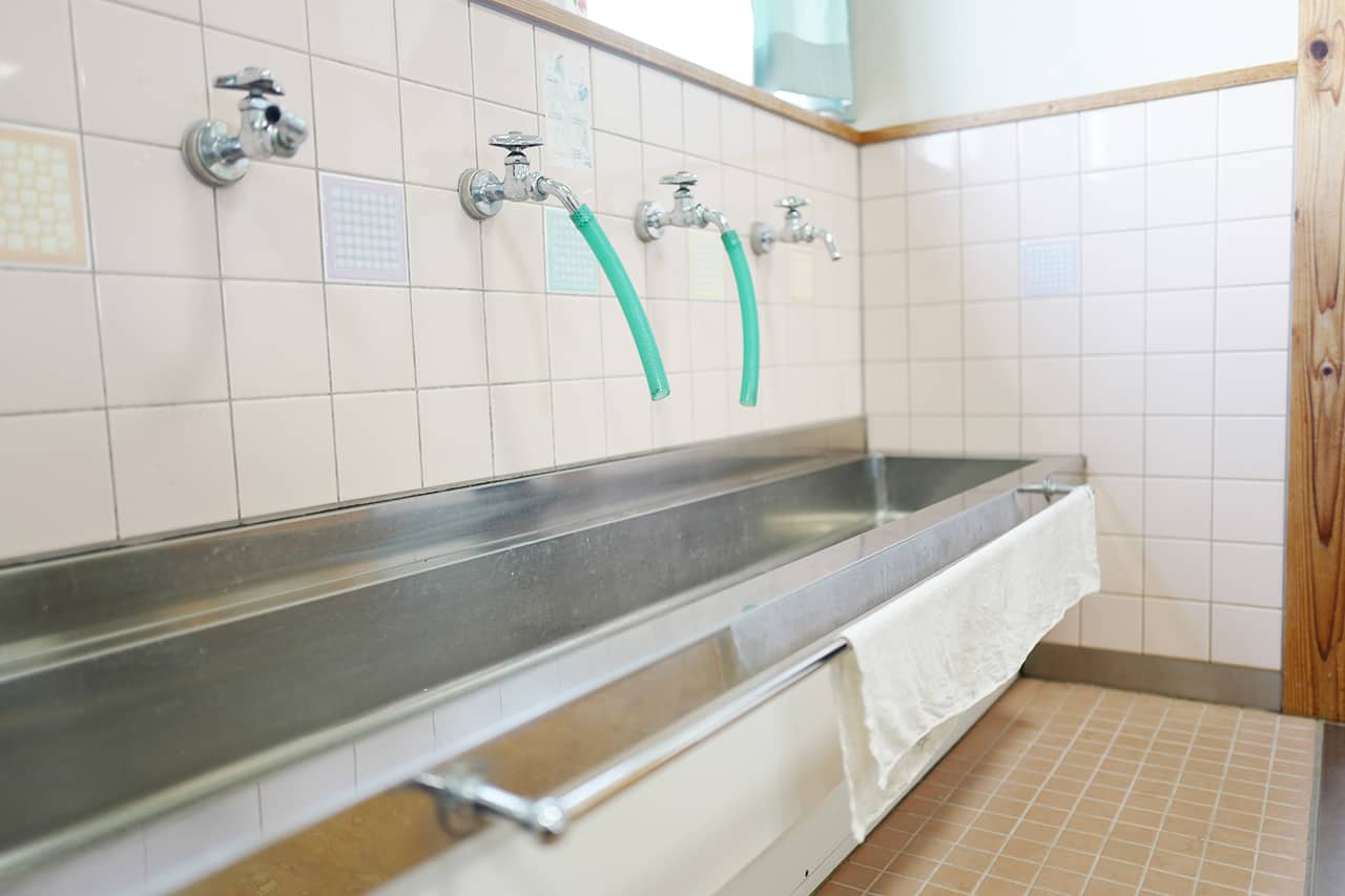 園児の手が届く低さの水道もそのまま使えます