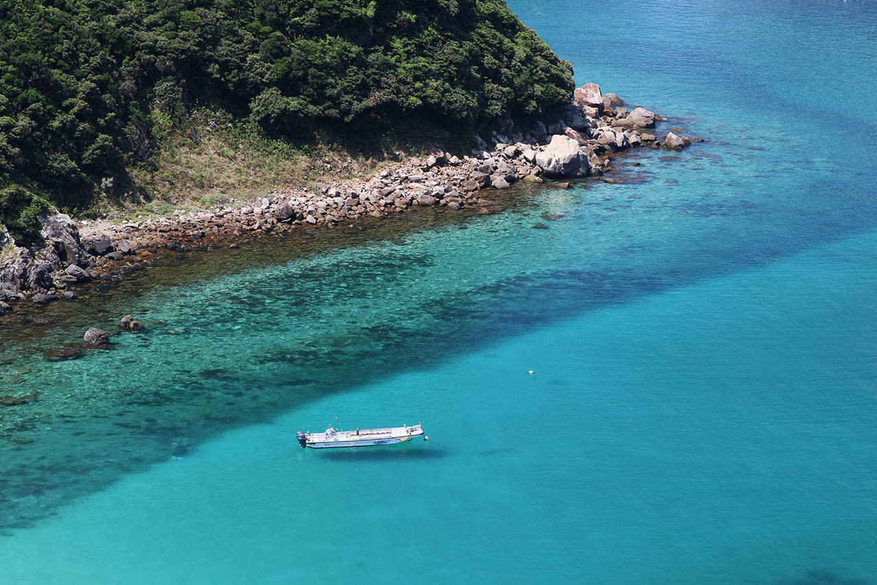 竜ヶ浜に浮かぶ船