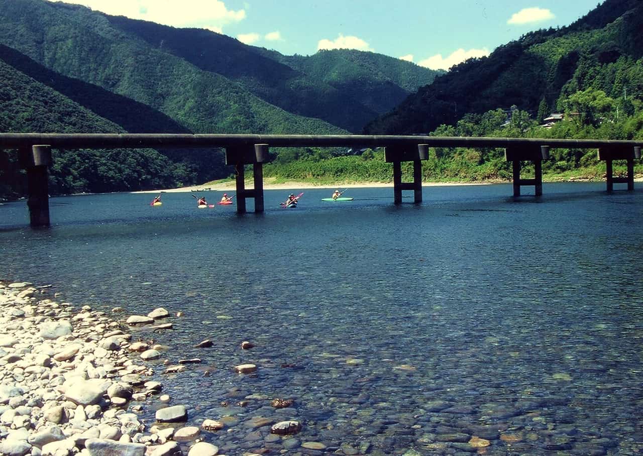 沈下橋(奥にカヌー)1